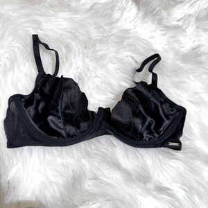 La vie‎ en rose black satin like bra size 34C